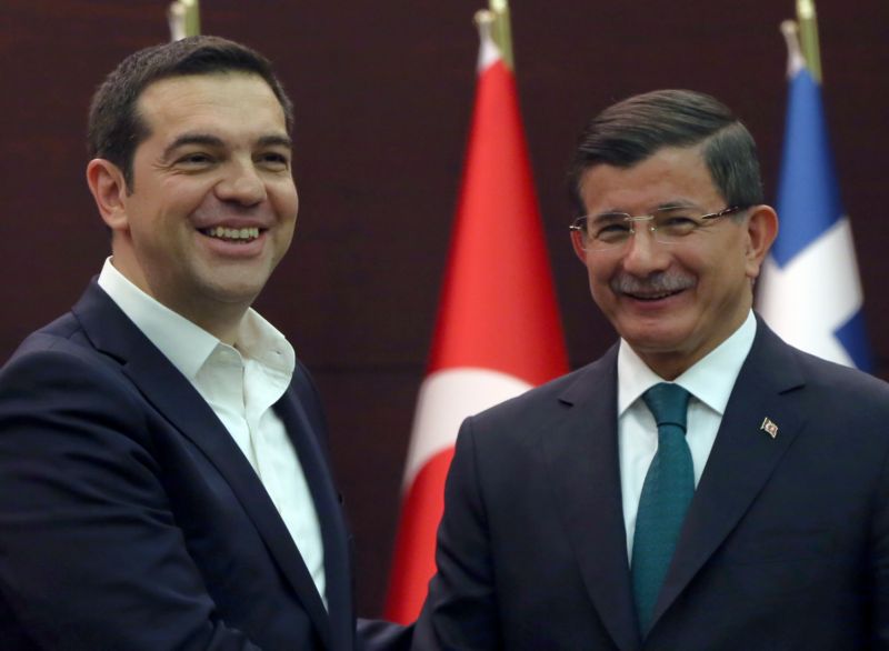 Řecký premiér Alexis Tsipras (vlevo) a jeho turecký protějšek Ahmet Davutoglu. Řecký premiér Alexis Tsipras (vlevo) a jeho turecký protějšek Ahmet Davutoglu.