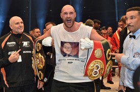 Tyson Fury s pásy pro boxerského šampiona organizací WBA, IBF, WBO a IBO.