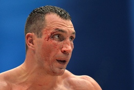 Zbitý a padlý šampion Vladimir Kličko.