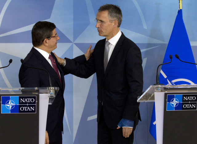 Davutoglu se šéfem NATO Jensem Stoltenbergem.