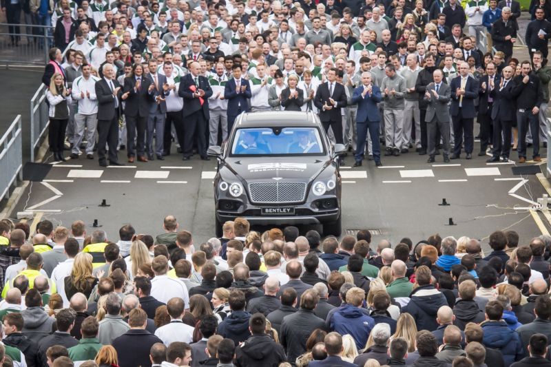 První exemplář Bentley Bentayga byl důvodem k oslavě.