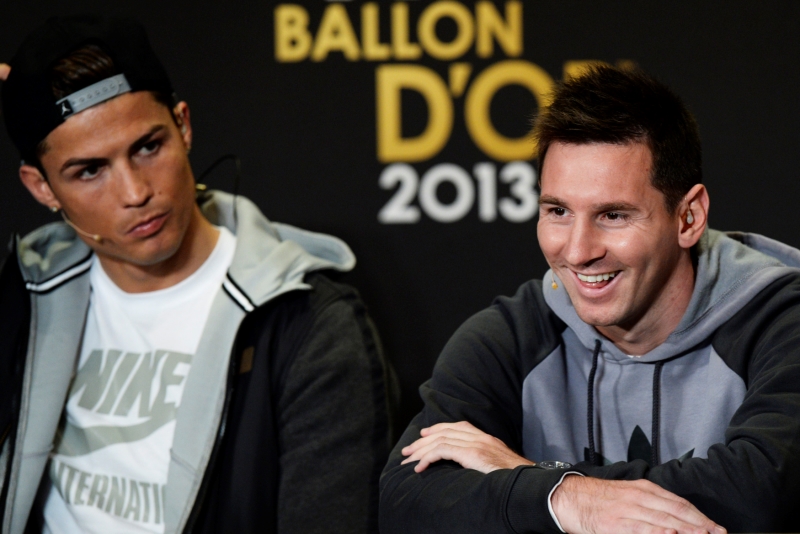 Zlatý míč pro nejlepšího fotbalistu světa za letošní rok získá buď obhájce trofeje Portugalec Cristiano Ronaldo z Realu Madrid, Argentinec Lionel Messi, nebo jeho brazilský spoluhráč z Barcelony Neymar. Zlatý míč pro nejlepšího fotbalistu světa za letošní rok získá buď obhájce trofeje Portugalec Cristiano Ronaldo z Realu Madrid, Argentinec Lionel Messi, nebo jeho brazilský spoluhráč z Barcelony Neymar.