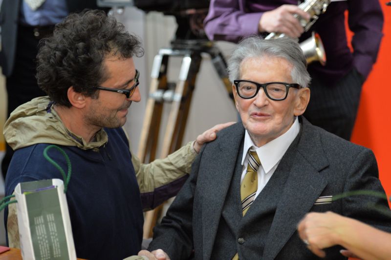 Scenárista a filmový režisér Vojtěch Jasný (vpravo) převzal 30. listopadu v Praze Zlatou medaili Akademie múzických umění (AMU). Vlevo je herec Ondřej Vetchý.
