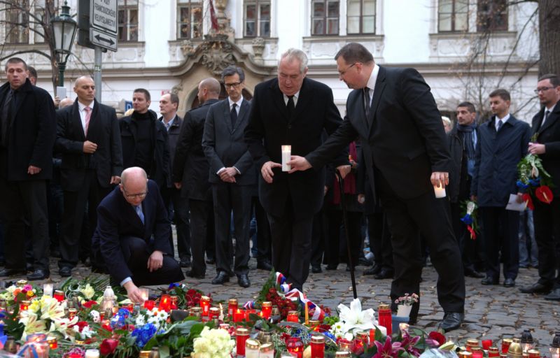 Premiér Sobotka a prezident Zeman na Albertově 17. listopadu 2015.