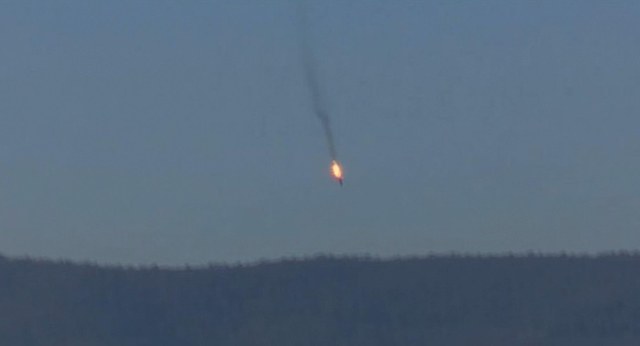 Ruský bombardér Su-24 padá po zásahu k zemi.