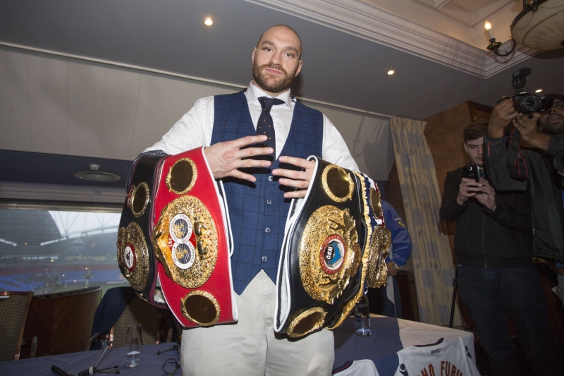 Tyson Fury s pásy pro boxerského šampiona organizací WBA, IBF, WBO a IBO. Tyson Fury s pásy pro boxerského šampiona organizací WBA, IBF, WBO a IBO.