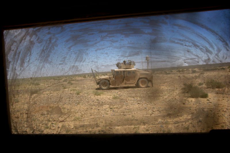 Jedna z ukrajinských jednotek prý dostala americké terénní vozy "Humvee" z přelomu osmdesátých a devadesátých let, které mají plastová okna a dveře.