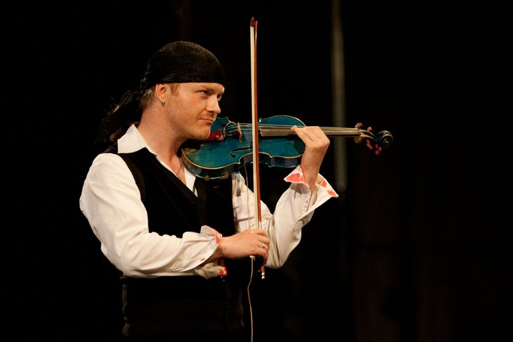 Nová deska houslisty Pavla Šporcla nese název Sonáty a partity pro sólové housle Johanna Sebastiana Bacha. Předposlední deska Pavla Šporcla se jmenuje Gipsy Fire a prodalo se jí přes šest tisíc kusů. Nová deska houslisty Pavla Šporcla nese název Sonáty a partity pro sólové housle Johanna Sebastiana Bacha. Předposlední deska Pavla Šporcla se jmenuje Gipsy Fire a prodalo se jí přes šest tisíc kusů.