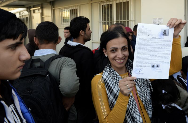 Registrace běženců uvnitř areálu uprchlického tábora Moria na řeckém ostrově Lesbos. Jde o první centrum, kde se uprchlíci mají zaregistrovat při vstupu do Evropské unie poté, co přicestují na člunu z nedalekého Turecka.
