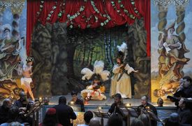 Snímek z olomouckých Barokních slavností. Neobarokní opera Endymio s barokním libretem na motivy antické mytologie o moci Amorových šípů. V atriu Uměleckého centra Univerzity Palackého ji předvedl umělecký soubor Ensemble Damian.