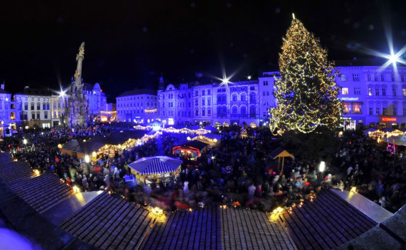 Slavnostním rozsvícením vánočního stromu začaly v centru Olomouce tradiční vánoční trhy, které budou pokračovat do 23. prosince. Šestnáctimetrový strom osvětlený téměř 23 tisíci LED diodami letos pojmenovali Naděje. Slavnostním rozsvícením vánočního stromu začaly v centru Olomouce tradiční vánoční trhy, které budou pokračovat do 23. prosince. Šestnáctimetrový strom osvětlený téměř 23 tisíci LED diodami letos pojmenovali Naděje.