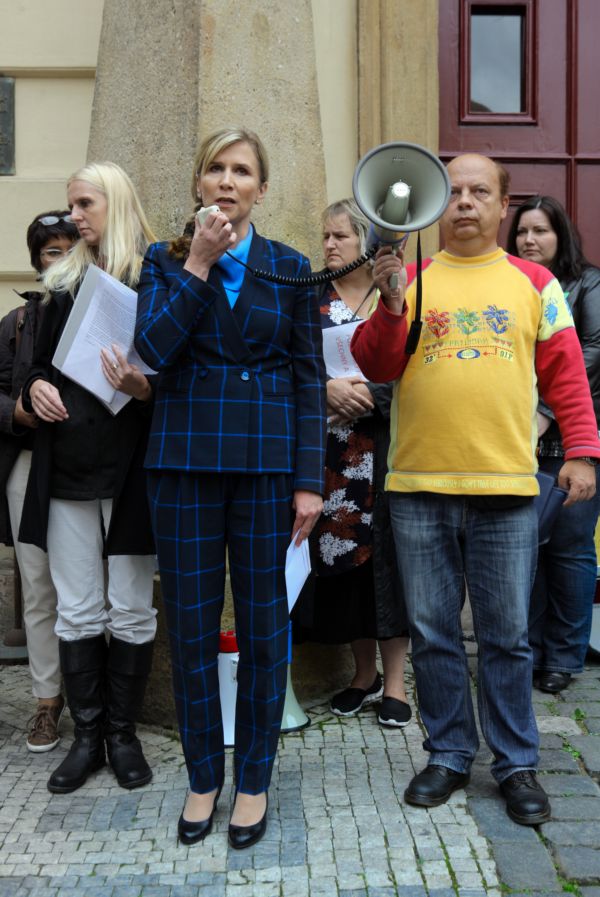 Ministryně školství Kateřina Valachová se účastní demonstrace na podporu studentů Univerzity Jana Amose Komenského v Praze (UJAK).