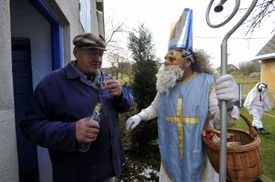 Rodiče často odměňují trojici Mikuláš, čert a anděl alkoholem.