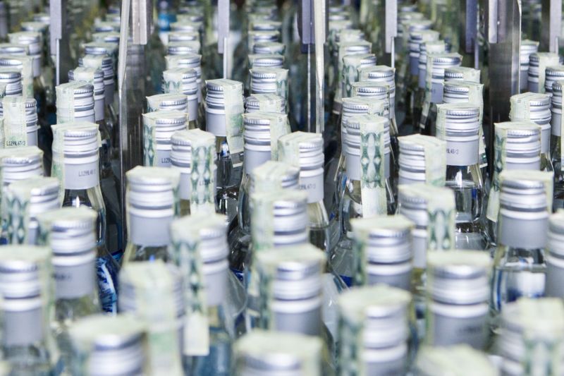 Policie našla u muže 20 tisíc lahví alkoholu, mamutí kel, zlaté mince a stříbro (ilustrační foto). Policie našla u muže 20 tisíc lahví alkoholu, mamutí kel, zlaté mince a stříbro (ilustrační foto).