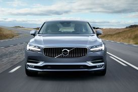 Přední část využívá prvků, které značka představila s modelem XC90.