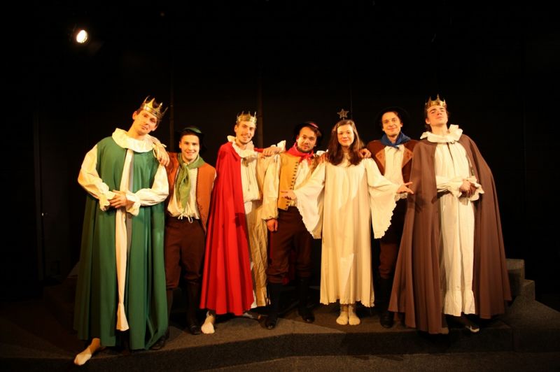 Divadlo Viola uvádí jako každý rok církevní a světské hry českého baroka v úpravě, choreografii a režii Evy Kröschlové, Rakovnickou hru a Valašskou kolední obchůzku. Hrají, zpívají a tančí studenti 4. ročníku katedry činohry DAMU.