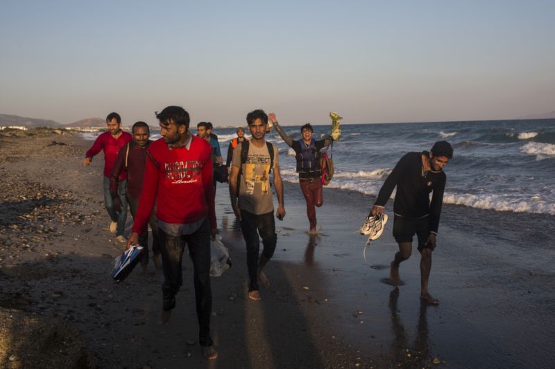 Migranti z Pákistánu, kteří dopluli od tureckého pobřeží na řecký ostrov Kos (ilustrační foto).