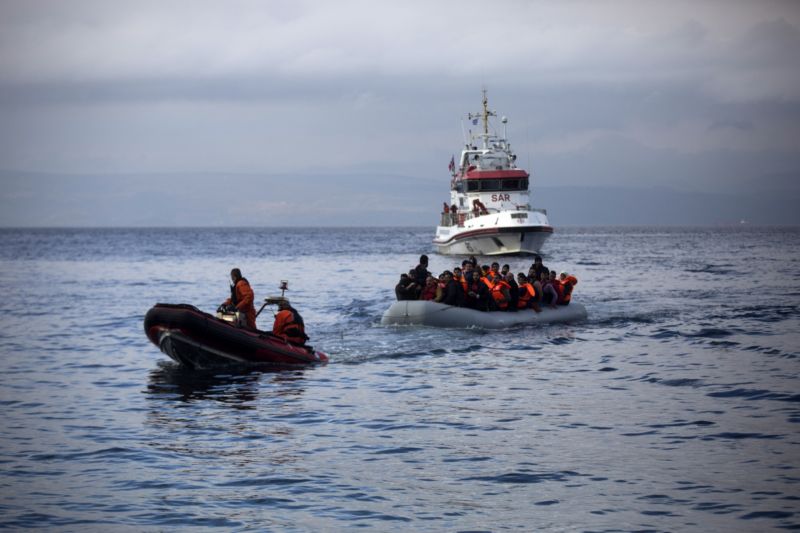 Příslušníci pohraniční bezpečnostní agentury EU Frontex vytahují člun s migranty u vesnice Skala Sikaminias na severovýchodním řeckém ostrově Lesbos. Příslušníci pohraniční bezpečnostní agentury EU Frontex vytahují člun s migranty u vesnice Skala Sikaminias na severovýchodním řeckém ostrově Lesbos.