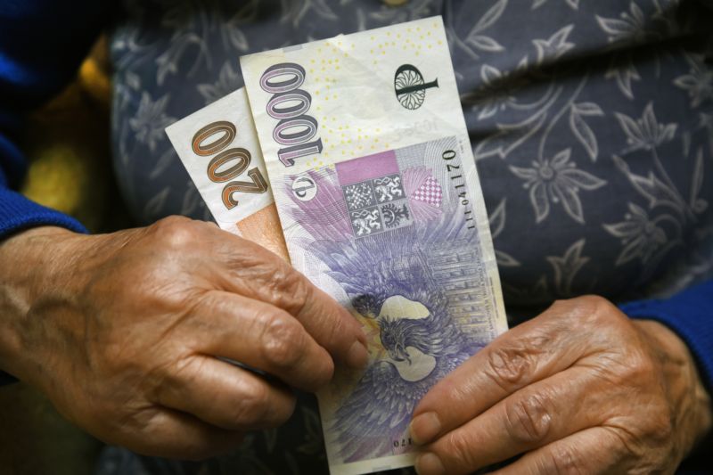 Podvodníci lákají především staré spotřebitele, kteří jsou ochotni za falešné poukazy a vouchery zaplatit tisíce korun. Společnosti oklamaným spotřebitelům mrzce nabyté peníze nikdy nevrátí. Podvodníci lákají především staré spotřebitele, kteří jsou ochotni za falešné poukazy a vouchery zaplatit tisíce korun. Společnosti oklamaným spotřebitelům mrzce nabyté peníze nikdy nevrátí.