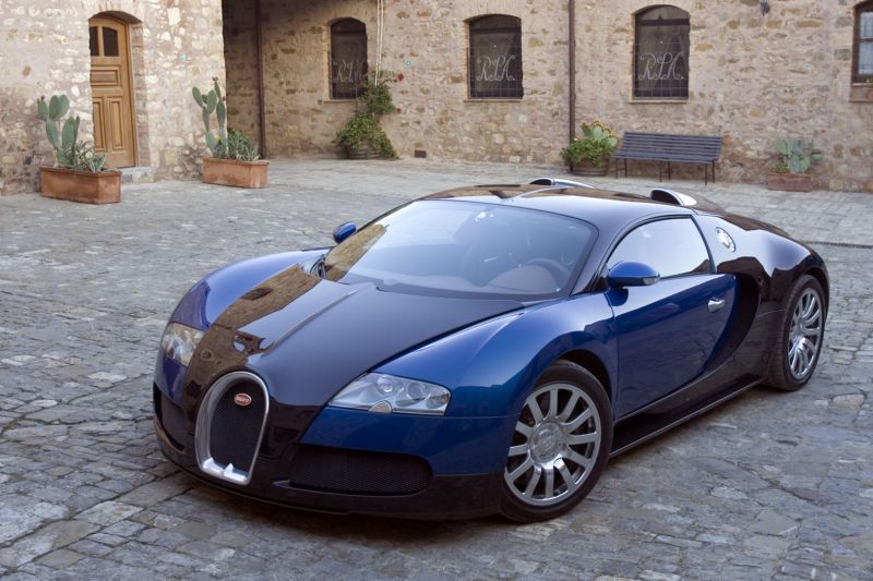 Bugatti Veyron, předchůdce nastupujícího modelu Chiron. Bugatti Veyron, předchůdce nastupujícího modelu Chiron.