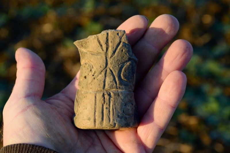 Nalezené torzo z plastiky zdobené rytými ornamenty zařadili odborníci do období neolitu.