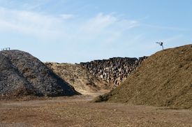Vícepalivová teplárna v Třebíči využívá na výrobu elektřiny dřevní biomasu, slámu a štěpku.