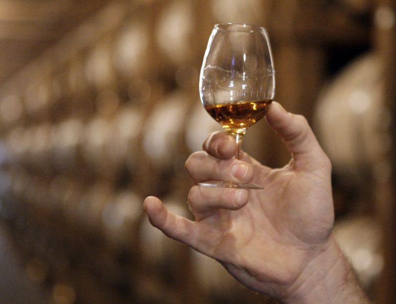 Znalci tvrdí, že žádné dvě značky Whisky, alkoholického nápoje destilovaného z obilnin, nechutnají stejně. Znalci tvrdí, že žádné dvě značky Whisky, alkoholického nápoje destilovaného z obilnin, nechutnají stejně.
