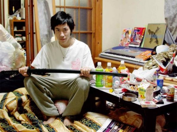 Mladí lidé hnutí hikikomori žijí v totální izolaci od okolí i několik let. Odhaduje se, že v Japonsku takto žije 1 milion osob. Mladí lidé hnutí hikikomori žijí v totální izolaci od okolí i několik let. Odhaduje se, že v Japonsku takto žije 1 milion osob.