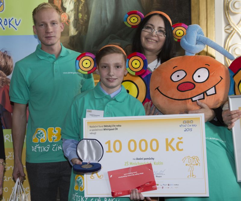 Při udílení cen projektu Dětský čin roku převzal Kryštof Kratochvíl ocenění v kategorii Pomoc přírodě. Vlevo je zpěvák Zbyněk Drda a vpravo herečka a zpěvačka Zora Jandová. Při udílení cen projektu Dětský čin roku převzal Kryštof Kratochvíl ocenění v kategorii Pomoc přírodě. Vlevo je zpěvák Zbyněk Drda a vpravo herečka a zpěvačka Zora Jandová.