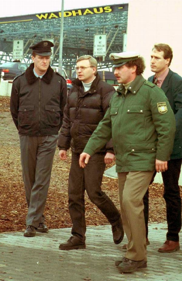 Syn slovenského prezidenta Michal Kováč mladší (uprostřed) v doprovodu německých policistů na hranicích v Rozvadově. Syn slovenského prezidenta Michal Kováč mladší (uprostřed) v doprovodu německých policistů na hranicích v Rozvadově.