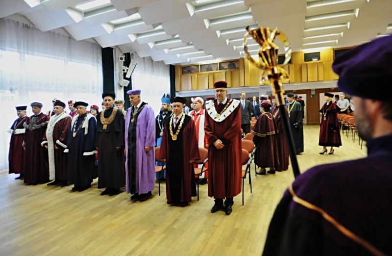 Na snímku rektoři vysokých škol, zprava rektor Masarykovy univerzity v Brně Mikuláš Bek, rektor Technické univerzity v Liberci Zdeněk Kůs a rektor Vysoké školy chemicko-technologické v Praze Karel Melzoch. Slavnostní zahájení akademického školního roku 2015/2016 Českých Budějovicích. Na jih Čech zamířili na dvoudenní konferenci, při níž chtěli mimo jiné diskutovat o financování vysokých škol a operačních programech. Na snímku rektoři vysokých škol, zprava rektor Masarykovy univerzity v Brně Mikuláš Bek, rektor Technické univerzity v Liberci Zdeněk Kůs a rektor Vysoké školy chemicko-technologické v Praze Karel Melzoch. Slavnostní zahájení akademického školního roku 2015/2016 Českých Budějovicích. Na jih Čech zamířili na dvoudenní konferenci, při níž chtěli mimo jiné diskutovat o financování vysokých škol a operačních programech.