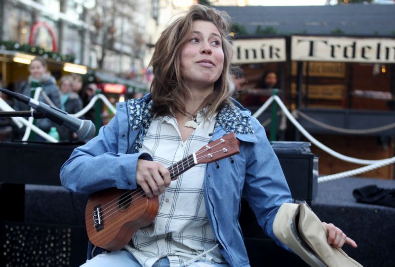 Padesát korun, za které koupí svému týmu k večeři housky a rohlíky, vydělala olympijská vítězka ve snowboardingu Eva Samková hrou na ukulele.