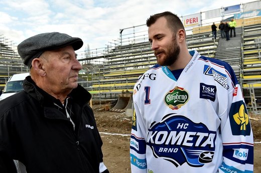 Vlevo je legendární brankář Václav Nadrchal, vpravo nynější brankář Komety Marek Čiliak.