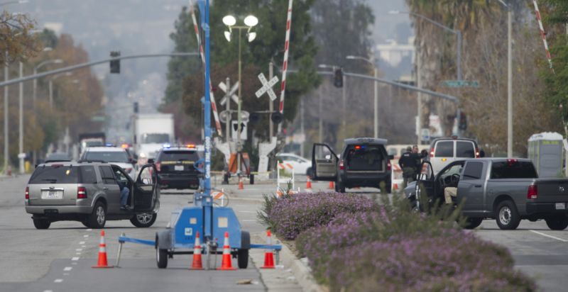 FBI při vyšetřování na místě střelby. FBI při vyšetřování na místě střelby.