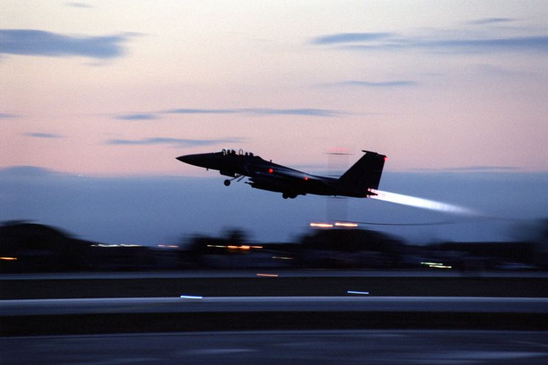 Stíhací letouny F-15 americké armády jsou také zapojeny do boje (ilustrační foto). Stíhací letouny F-15 americké armády jsou také zapojeny do boje (ilustrační foto).