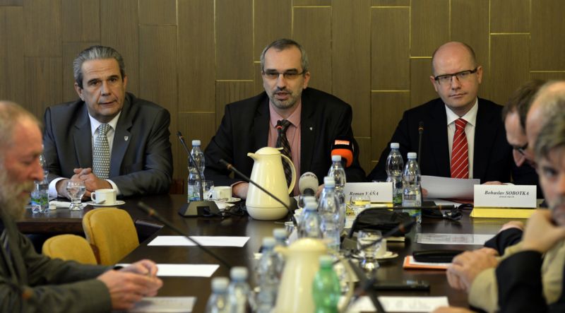Generální inspekci bezpečnostních sborů povede Michal Murín (vlevo). V čele inspekce nahrazuje Ivana Bílka, který rezignoval s koncem listopadu. Na snímku dále předseda výboru pro bezpečnost Roman Váňa (uprostřed) a premiér Bohuslav Sobotka (vpravo).
