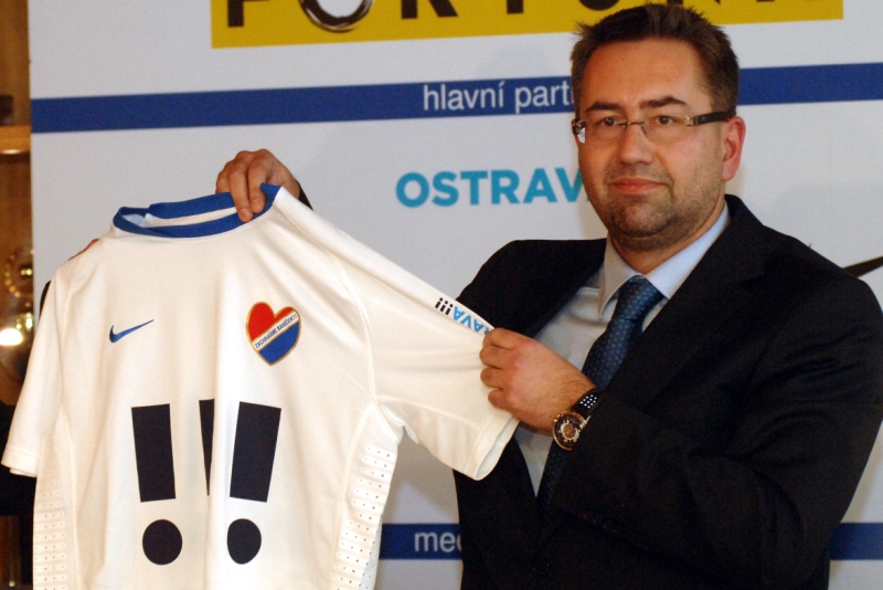 Vedení fotbalistů Baníku Ostrava v reakci na spekulace o prodeji majoritního podílu v klubu v pondělí uvedlo, že současný šéf Petr Šafarčík v lednu opustí funkci předsedy představenstva. Vedení fotbalistů Baníku Ostrava v reakci na spekulace o prodeji majoritního podílu v klubu v pondělí uvedlo, že současný šéf Petr Šafarčík v lednu opustí funkci předsedy představenstva.