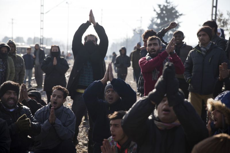 Migranti protestující v severořeckém pohraničním městě Indomeni proti uvíznutí na ostrově.