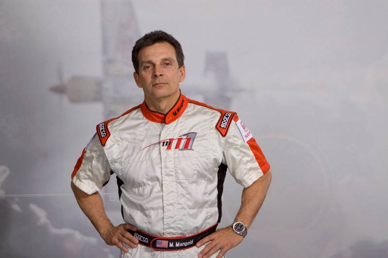 Ve věku 60 let tragicky zemřel bývalý dvojnásobný šampion letecké série Red Bull Air Race Mike Mangold.