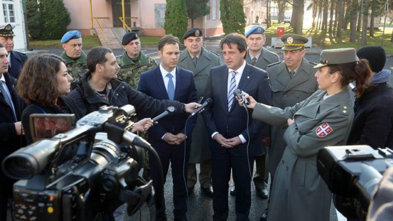 Bratislav Gašič (uprostřed) v komunikaci s médii nebyl dvakrát úspěšný. Za výrok o novinářce musí opustit místo. Bratislav Gašič (uprostřed) v komunikaci s médii nebyl dvakrát úspěšný. Za výrok o novinářce musí opustit místo.