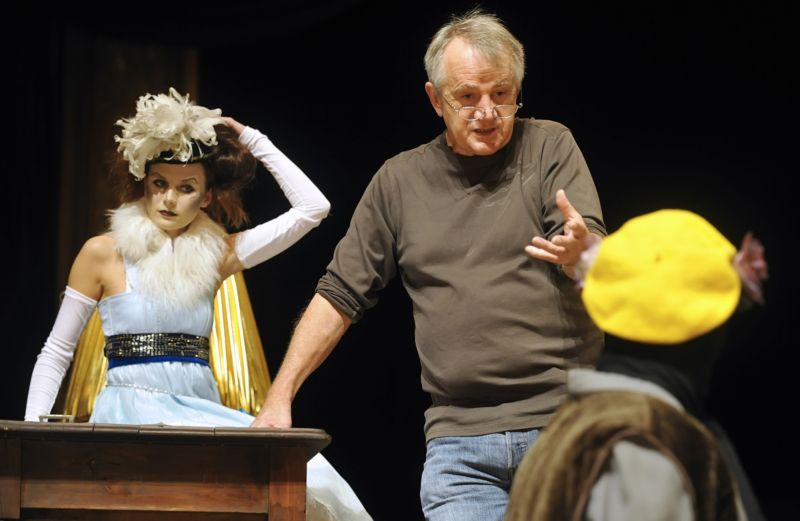 Ivan Rajmont během režie satirické komedie ruského dramatika Alexandra Nikolajeviče Ostrovského Deník ničemy.