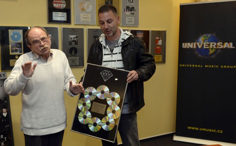 Jaroslav Uhlíř (vlevo) převzal 7. prosince v Praze z rukou Marcela Vyšína z vydavatelství Universal Music diamantovou desku za prodej půl milionu alb autorských písniček pro malé i velké posluchače. Jaroslav Uhlíř (vlevo) převzal 7. prosince v Praze z rukou Marcela Vyšína z vydavatelství Universal Music diamantovou desku za prodej půl milionu alb autorských písniček pro malé i velké posluchače.