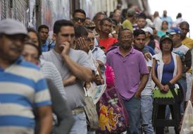 Voliči čekající ve frontě při volbách do parlamentu. Caracas, Venezuela.