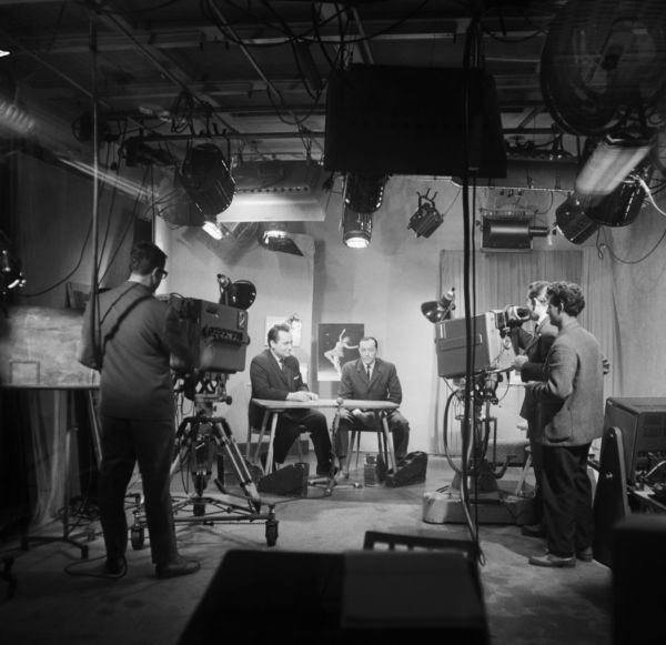 Televizní studio Ostrava, rok 1966. Hlasatelé Zbyněk Průša a Ivan Šedivý a kameramané Jiří Vrožina a Oldřich Klásek. Televizní studio Ostrava, rok 1966. Hlasatelé Zbyněk Průša a Ivan Šedivý a kameramané Jiří Vrožina a Oldřich Klásek.