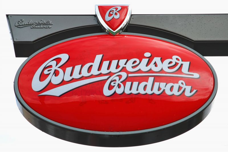 Devatenáctiletý mladík jménem Bud Weisser se pohyboval ve veřejnosti nepřístupné části pivovaru. Devatenáctiletý mladík jménem Bud Weisser se pohyboval ve veřejnosti nepřístupné části pivovaru.