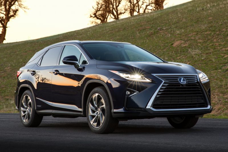 Typický vřetenovitý předek vozů značky Lexus dodržuje i model RX.