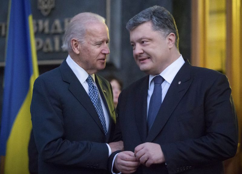 Biden (vlevo) je s Porošenkem v neustálém telefonickém spojení.