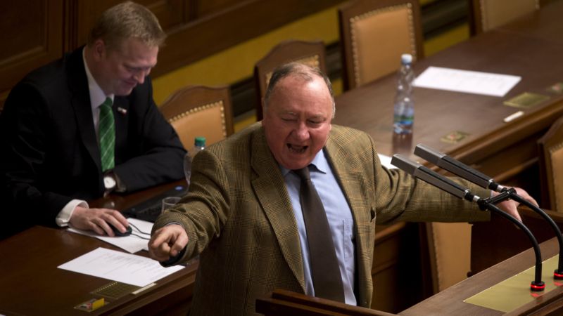 Poslanec Vítězslav Jandák hovoří k ministrovi zdravotnictví při projednávání vládního návrhu zákona o ochraně zdraví před škodlivými účinky návykových látek.