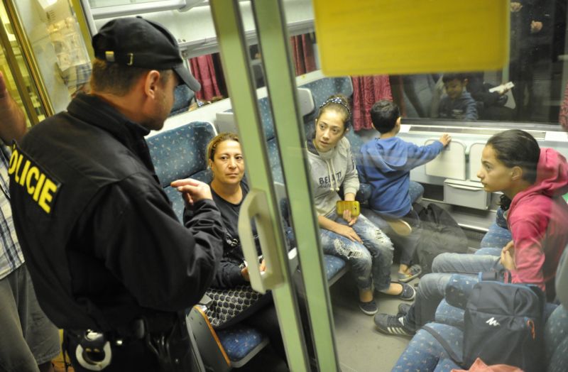 Na snímku policisté v noci na 4. září vyprovázejí do nočního vlaku na vlakovém nádraží hraničního přechodu Břeclav osm Syřanů. Rodina s dětmi má namířeno do Berlína.
