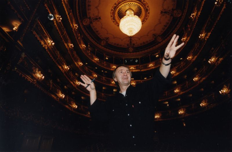 Na snímku režisér Ivan Rajmont na prknech Stavovského divadla. Rok 2005. Na snímku režisér Ivan Rajmont na prknech Stavovského divadla. Rok 2005.